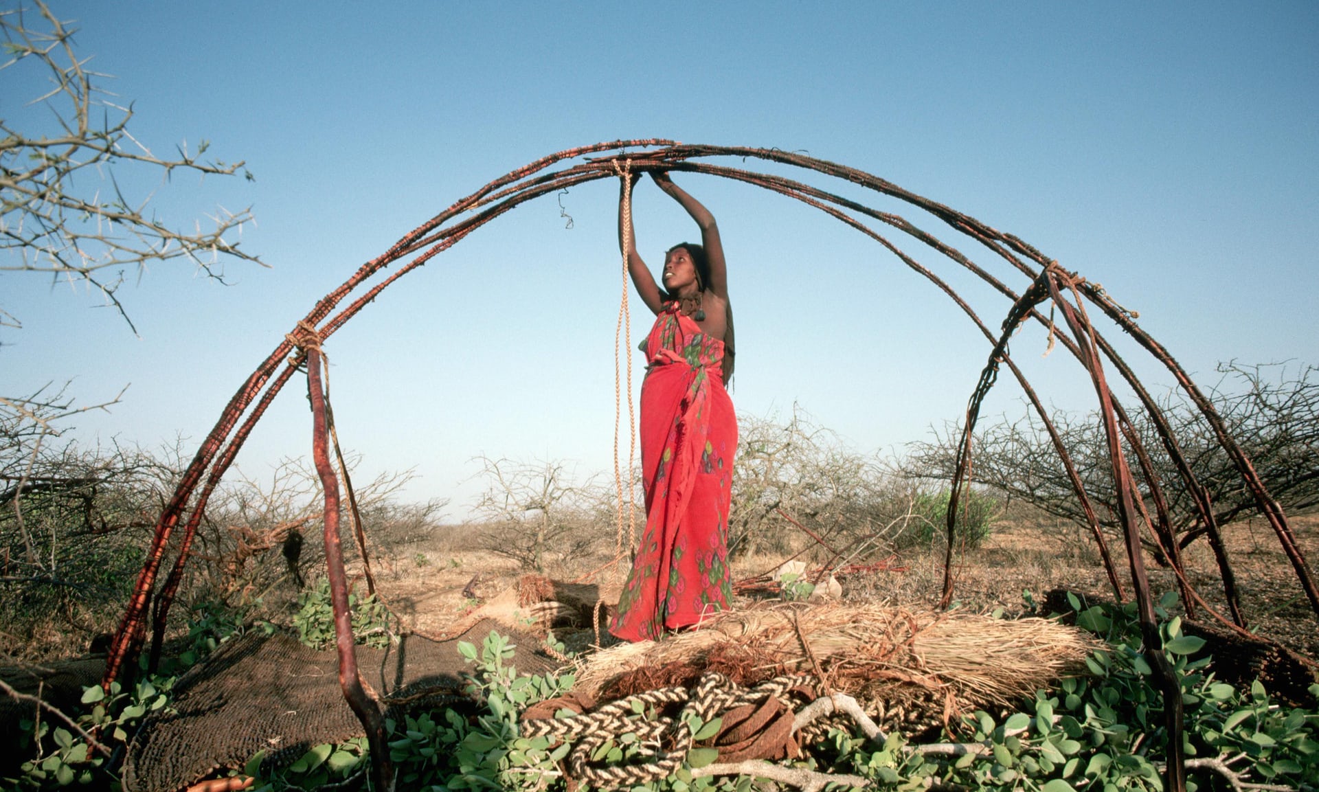 Somali_women_building_a_somali_house